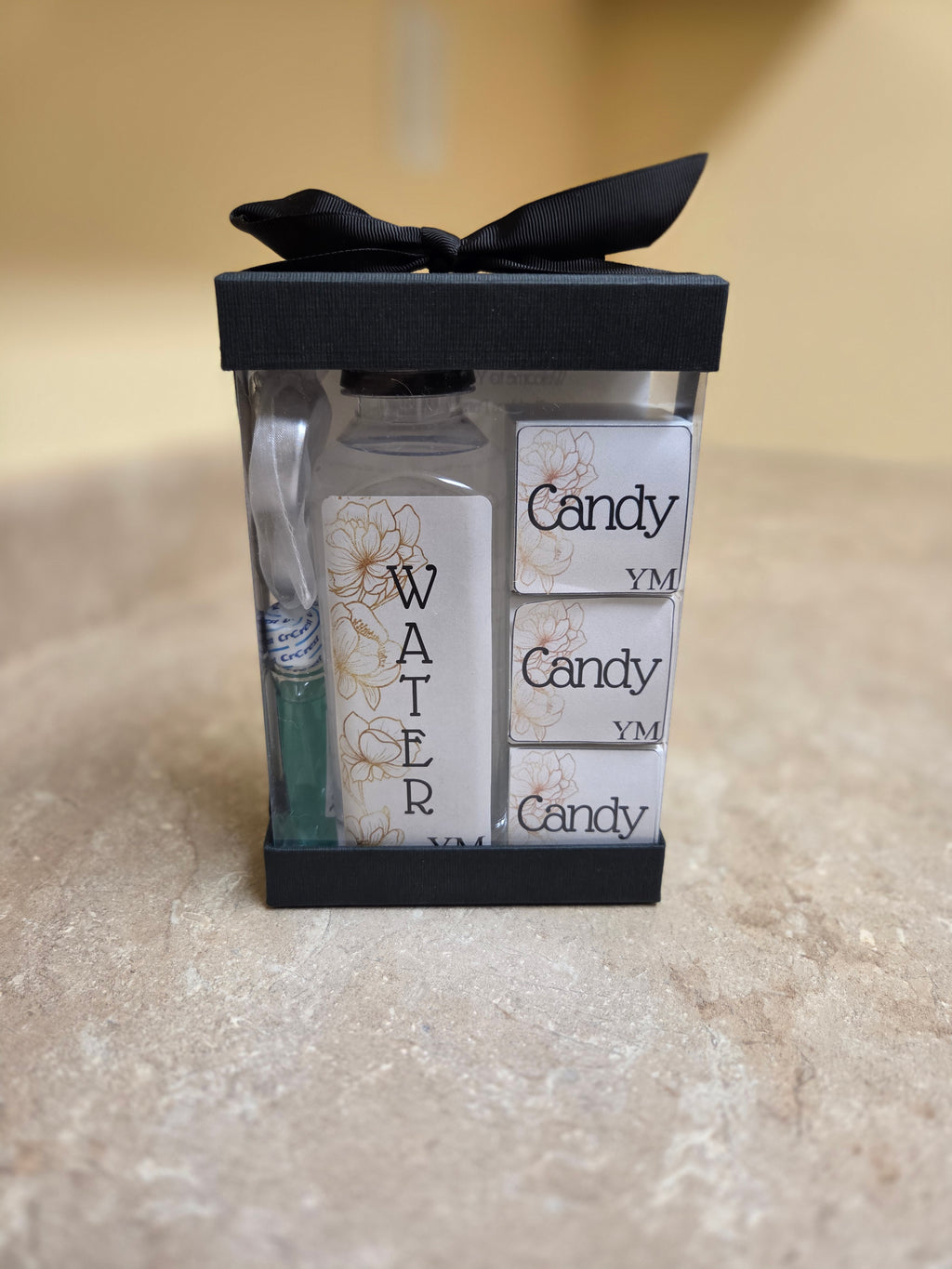 Welcome box with lid and ribbon