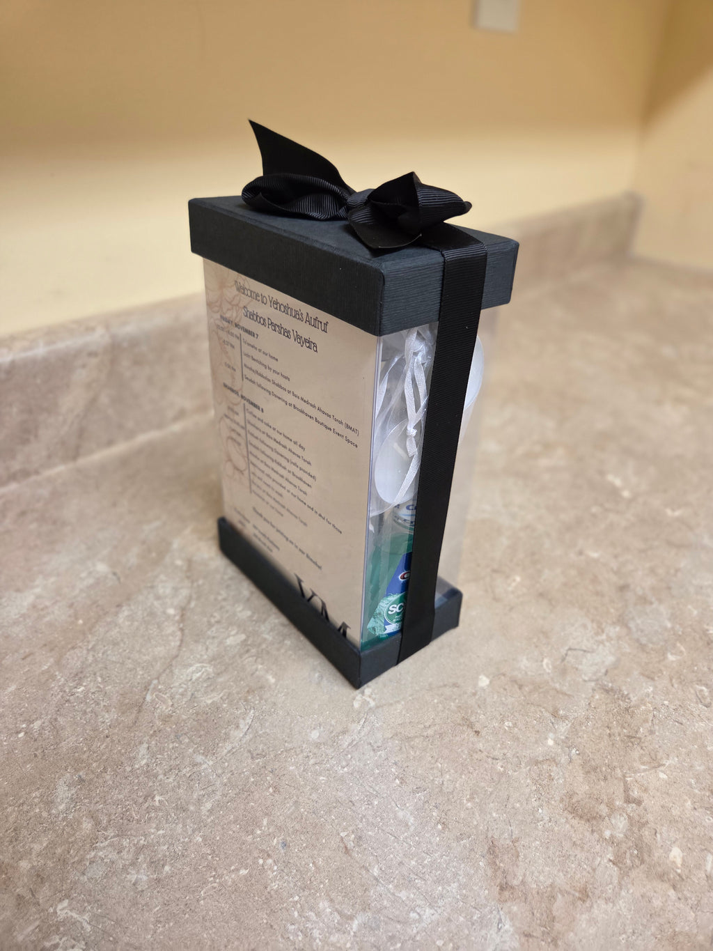 Welcome box with lid and ribbon